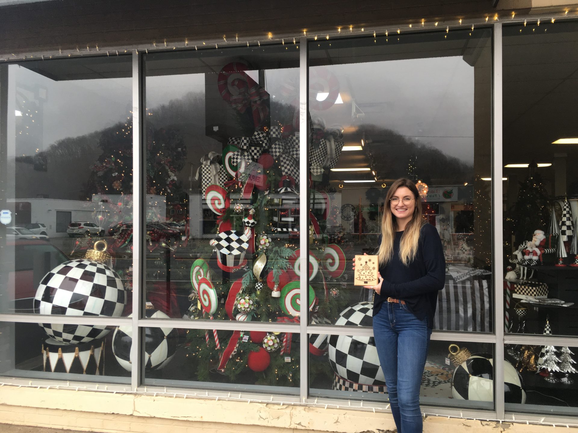 Holiday window display contest – Orange County Register